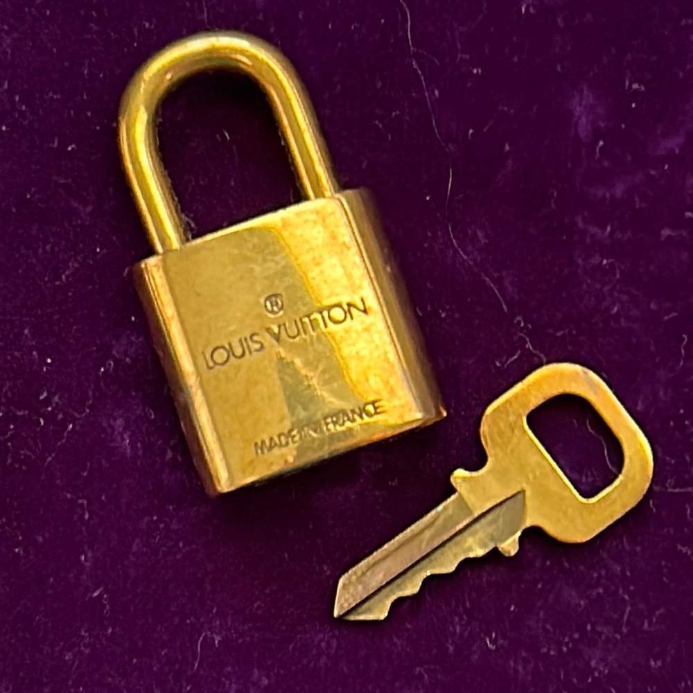 #️⃣3️⃣0️⃣3️⃣ Authentic LV Lock & Key